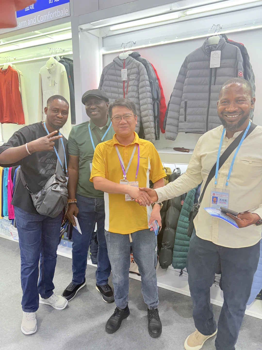 找服装制造工厂的外国采购商在广交会发火？