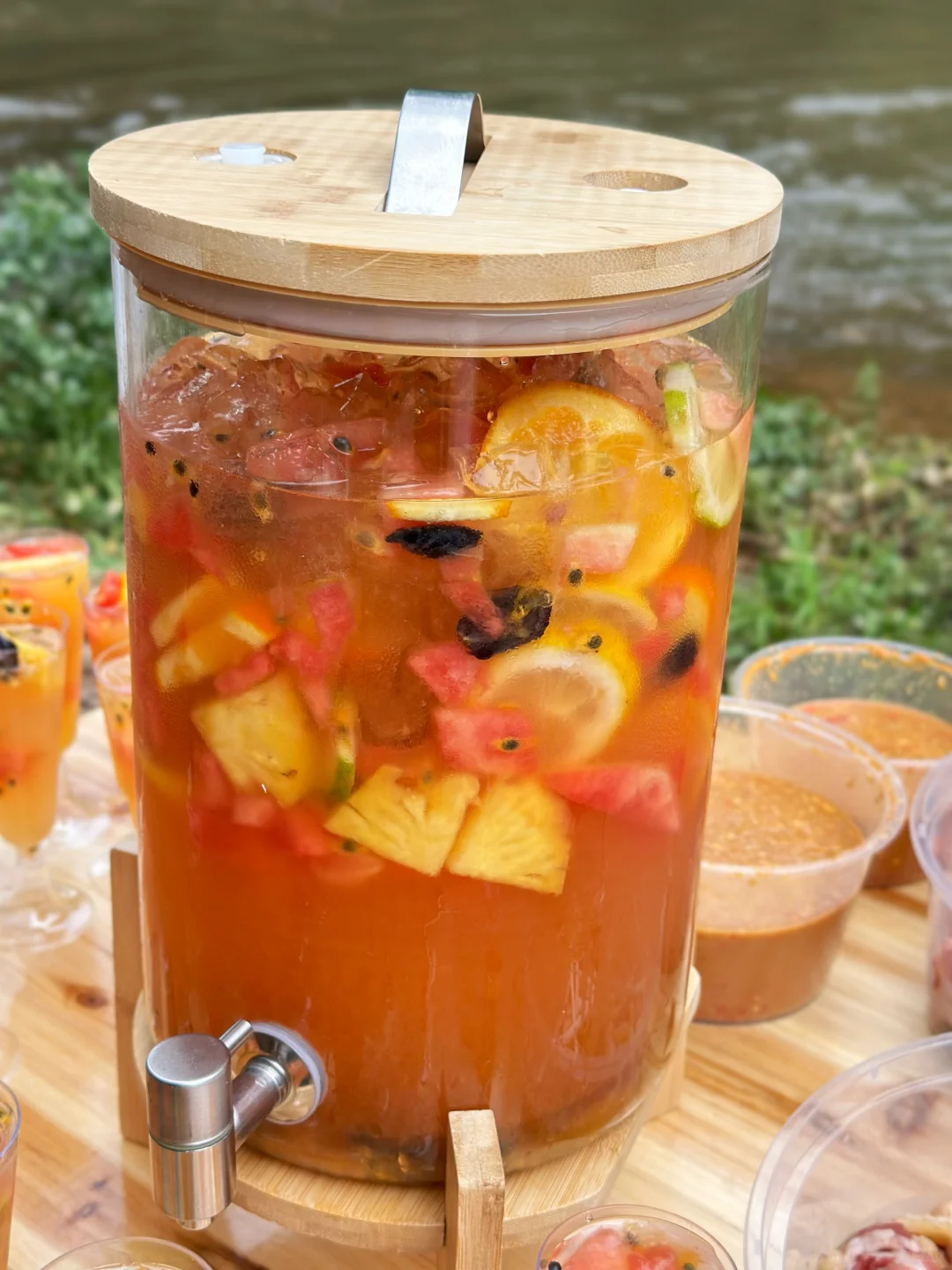 带上一桶水果茶? 去野炊啦～?