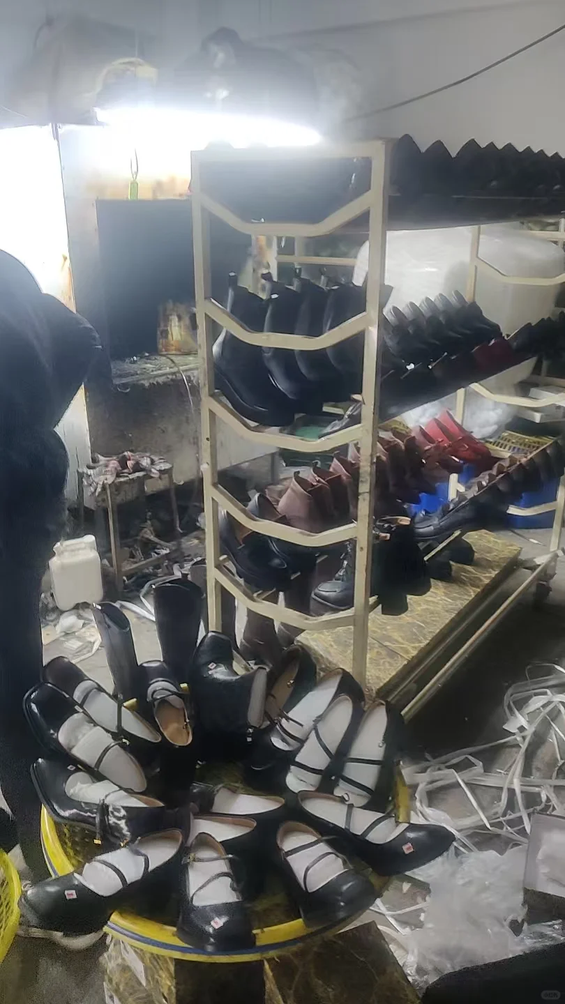 老爸让我到厂里来卖鞋子