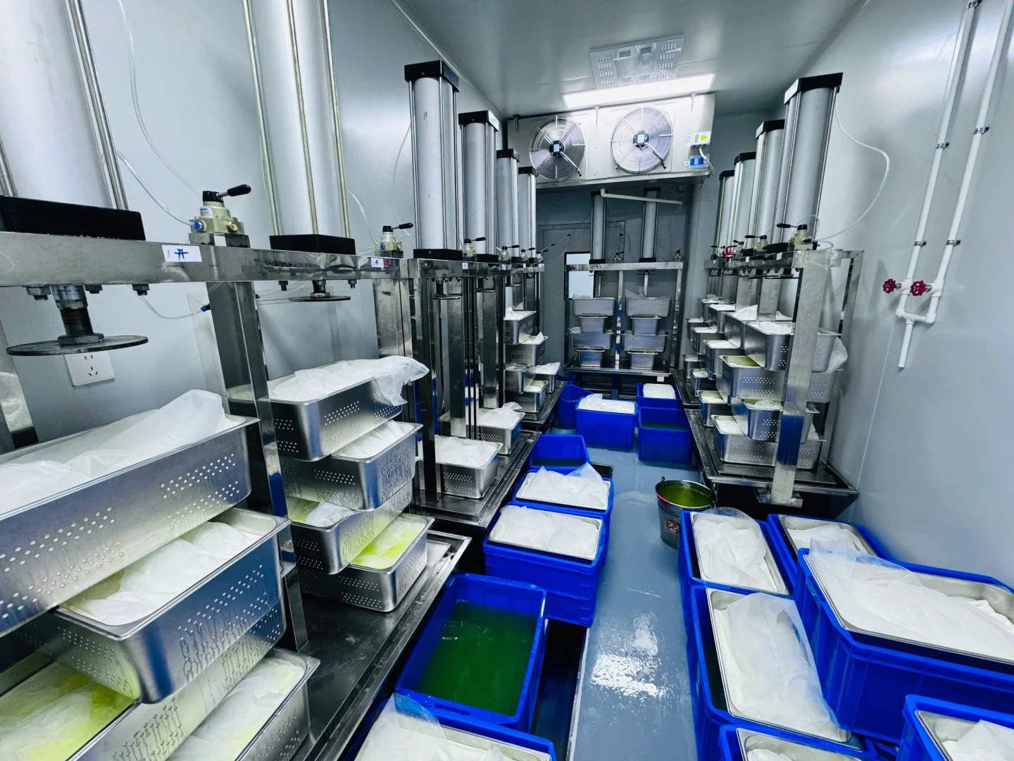 希腊干巴酸奶工厂也要用最传统的制作方式