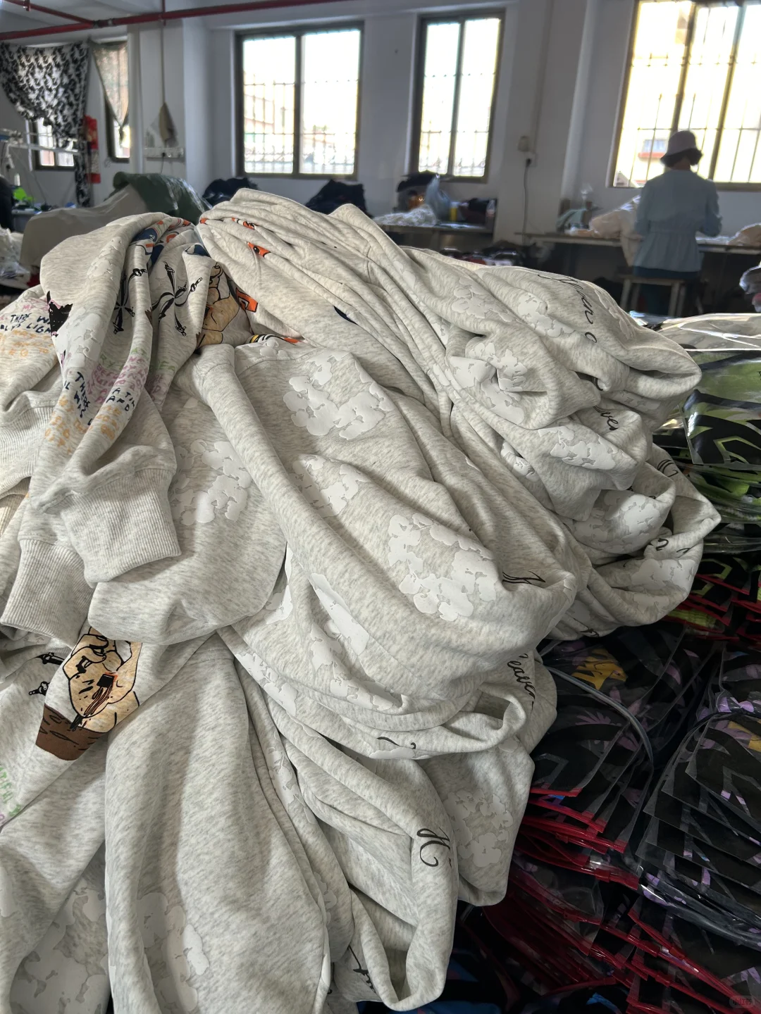 服装卷到我厂里了，卫衣加工费给10元