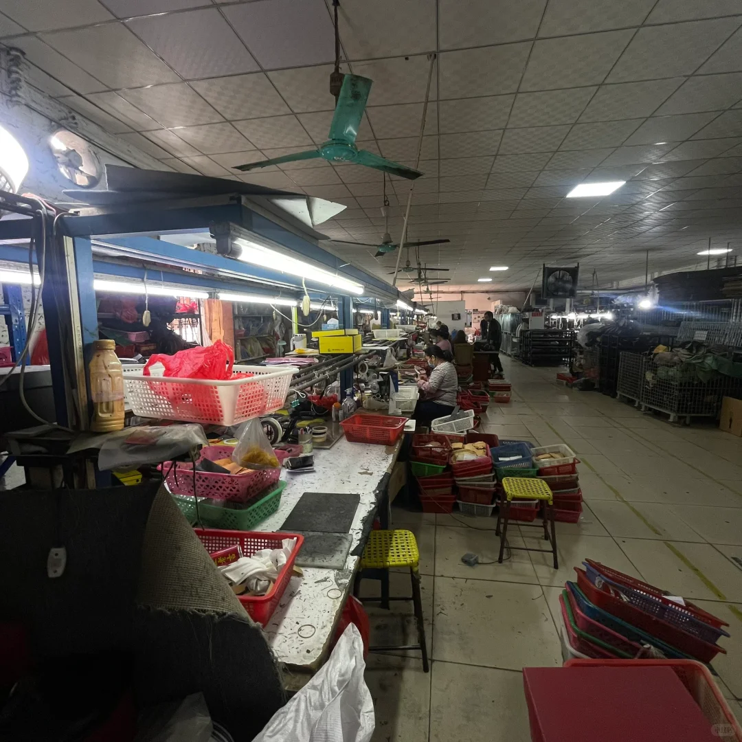 在鞋厂拍牛马们的一天，源头鞋工厂实拍?