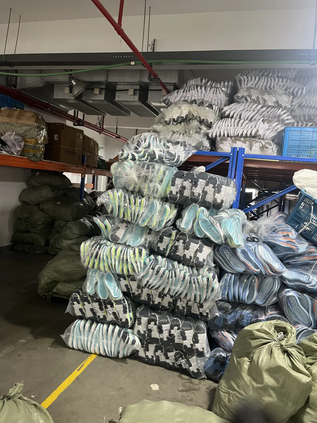 今天来到工厂参观，工人都很认真，鞋子很赞