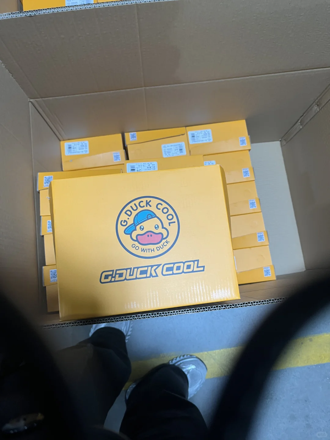 今天来到工厂参观，工人都很认真，鞋子很赞