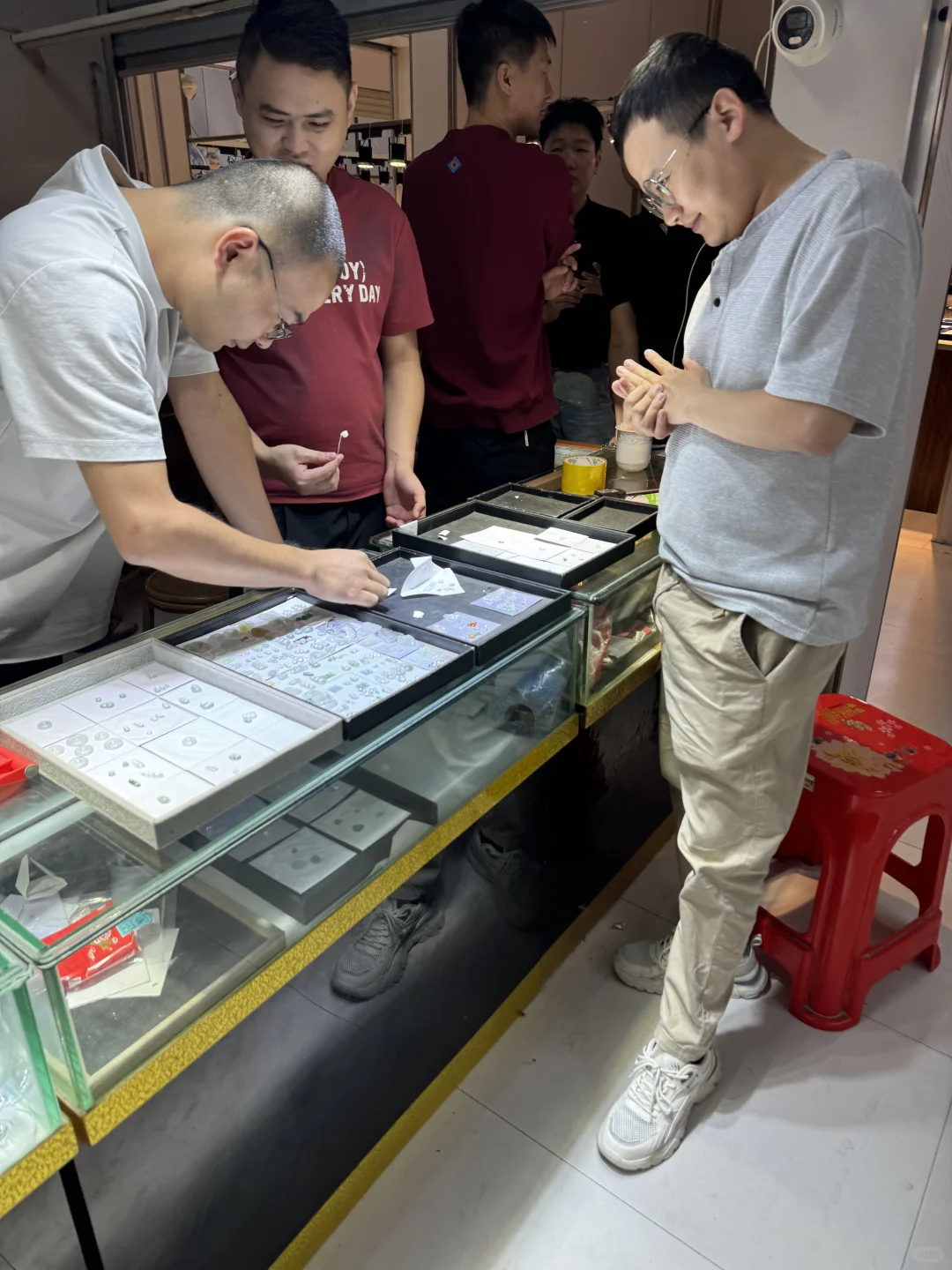 来到这，感觉人民币都贬值了