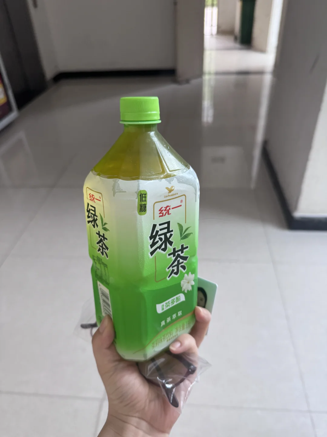 给素不相识的工人大爷买了杯饮料