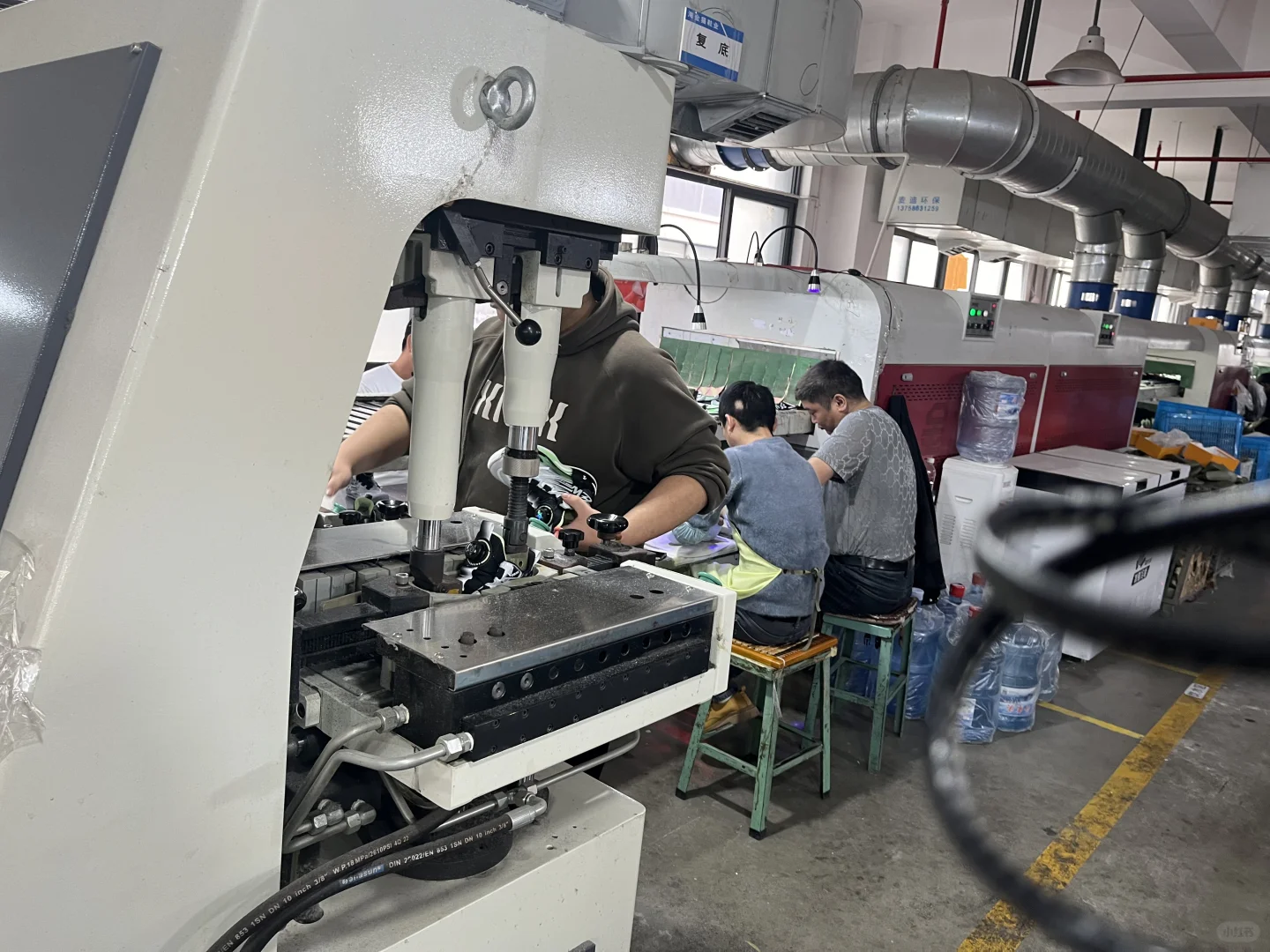 今天来到工厂参观，工人都很认真，鞋子很赞