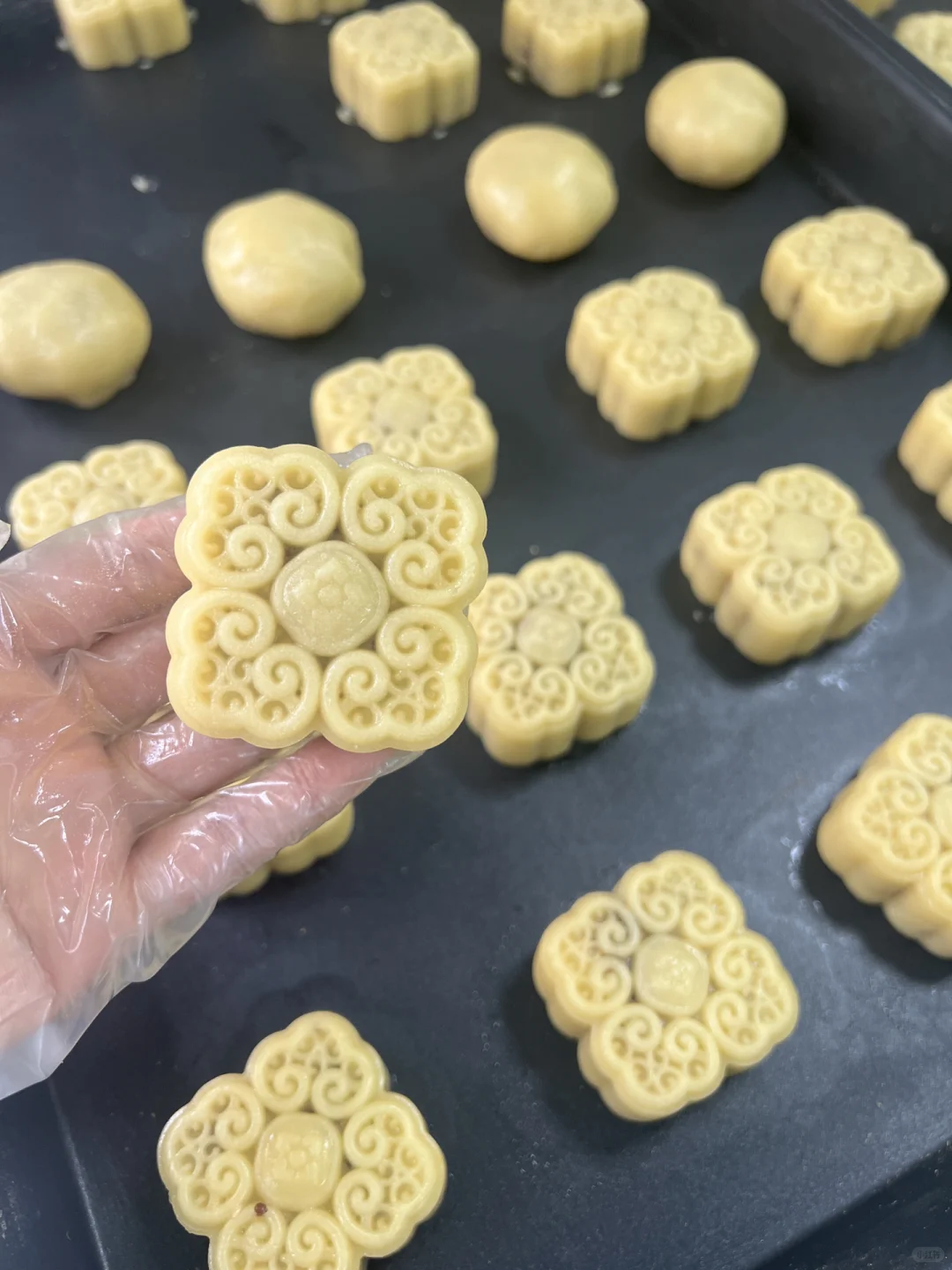 哇，终于找到这家酥皮月饼工厂啦?