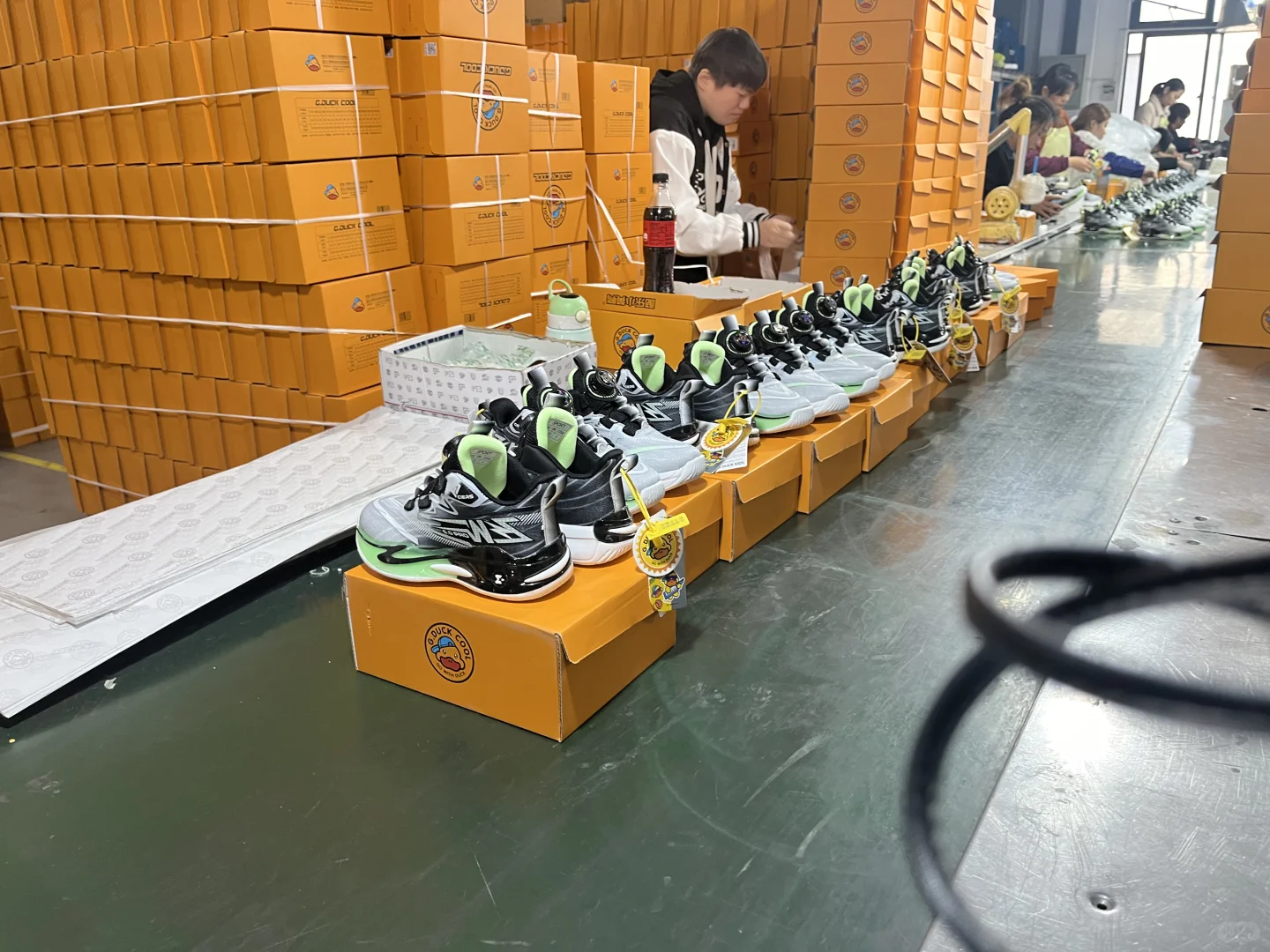 今天来到工厂参观，工人都很认真，鞋子很赞