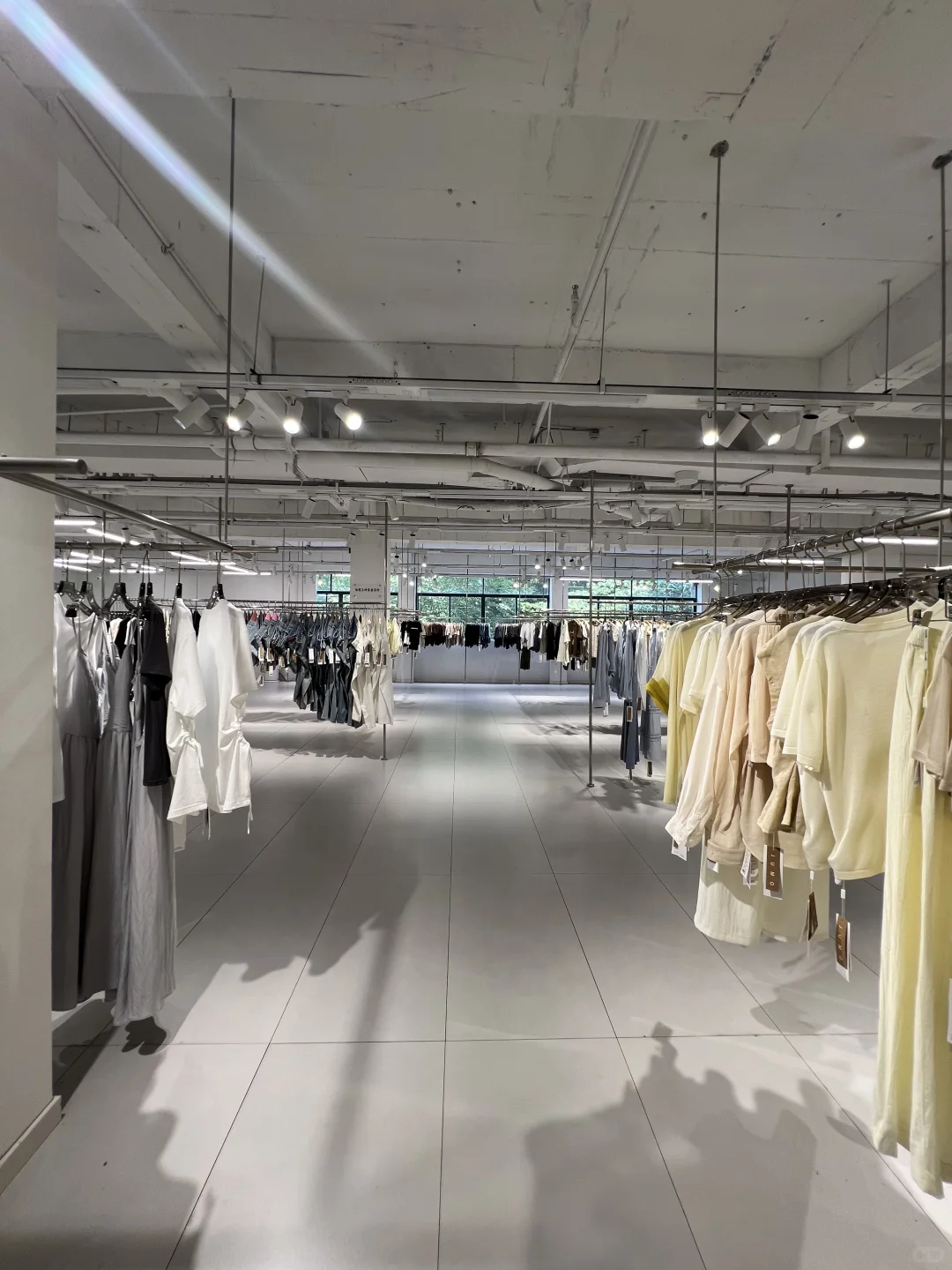 打开1000平女装工厂店