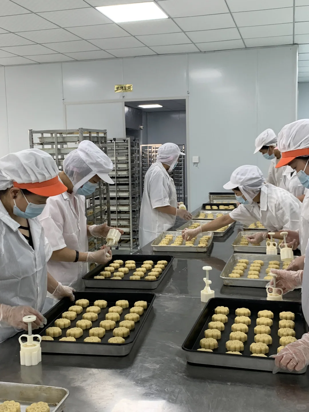 哇，终于找到这家酥皮月饼工厂啦?