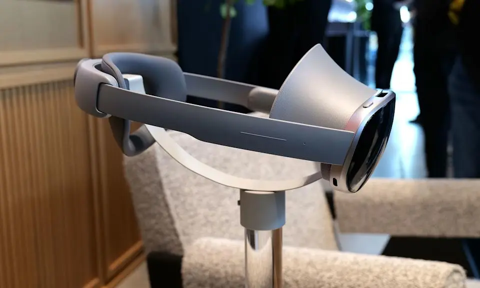 Galaxy XR 上手：半价打疼 Vision Pro ?