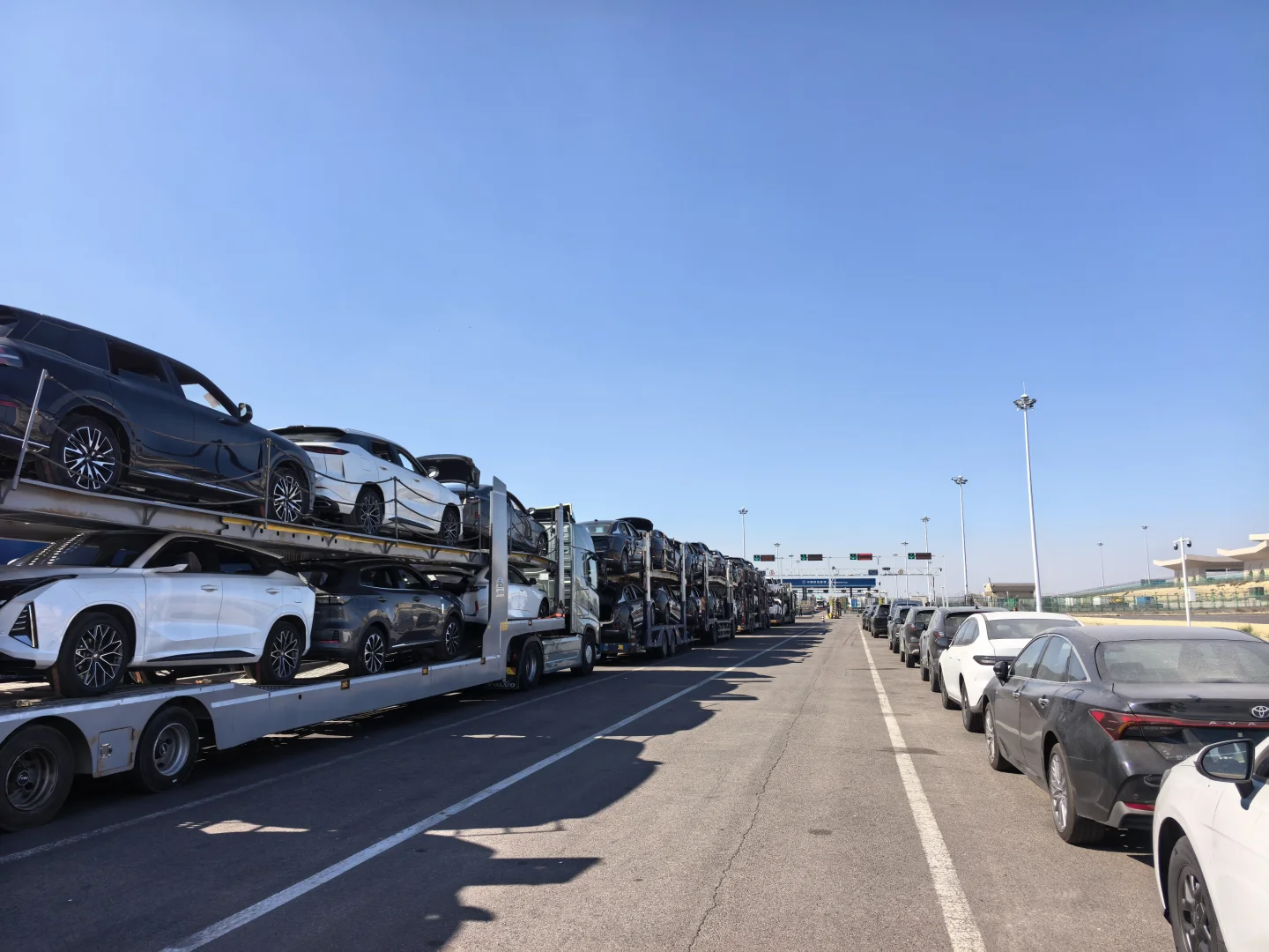 中俄欧亚贸易大动脉告急！边境堵成停车场