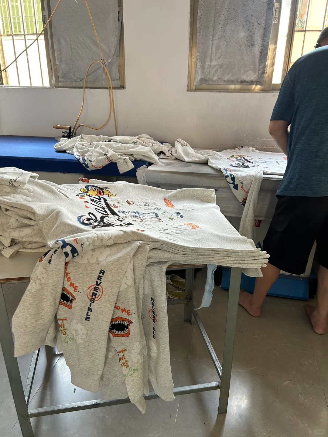 服装卷到我厂里了，卫衣加工费给10元