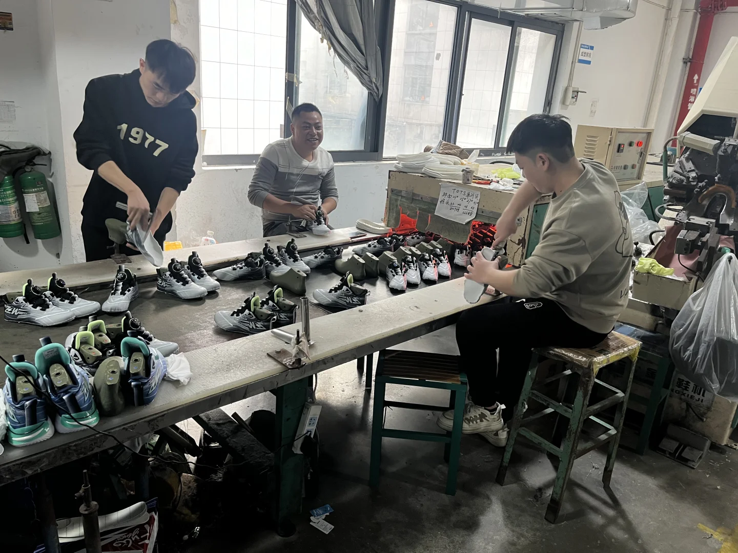 今天来到工厂参观，工人都很认真，鞋子很赞