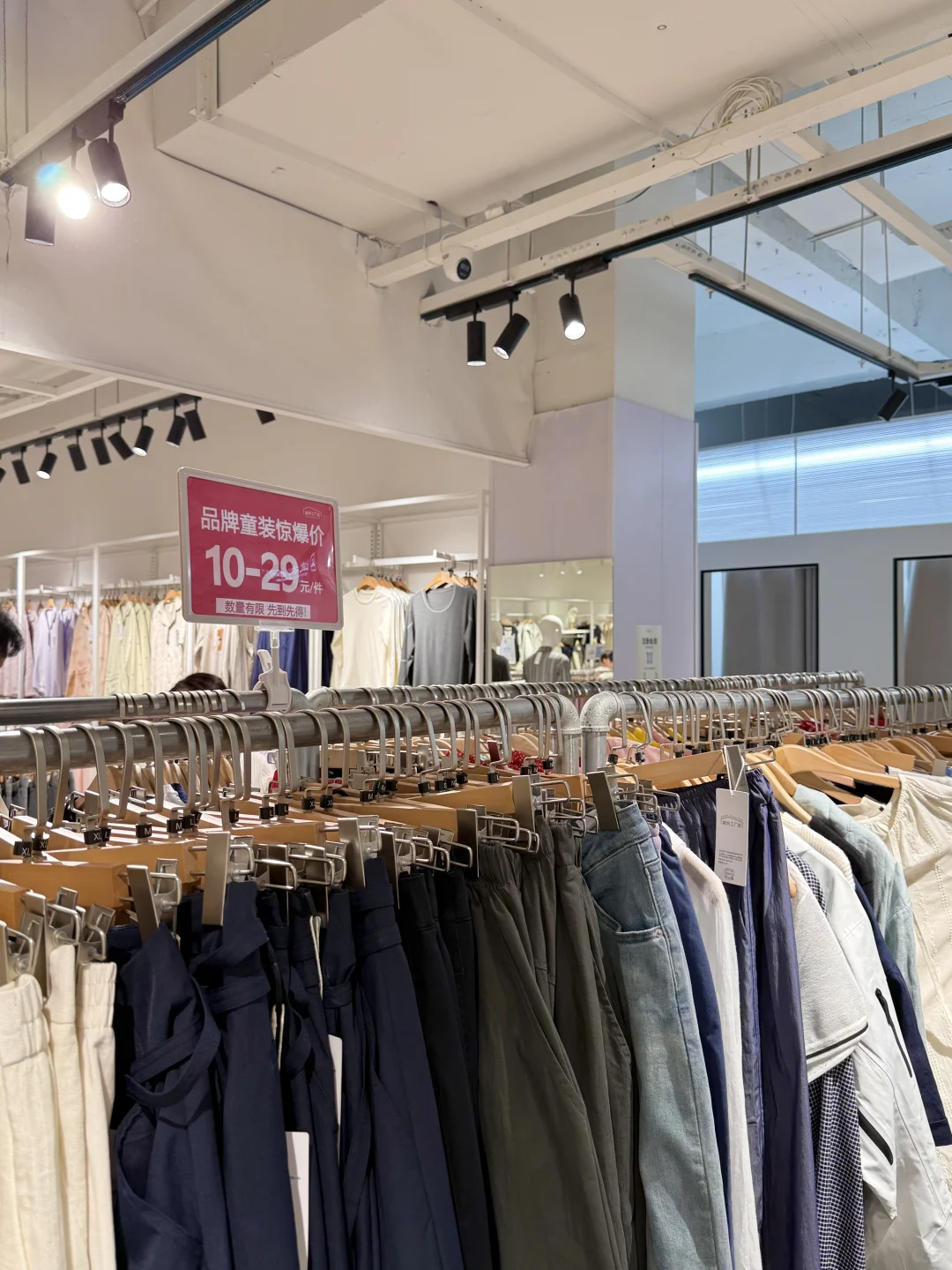 威海巨巨大的服装工厂店！?️好逛啦……