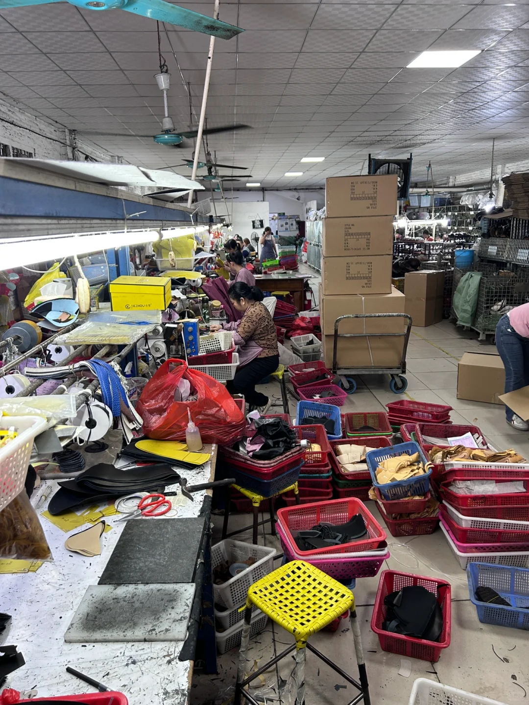 在鞋厂拍牛马们的一天，源头鞋工厂实拍?