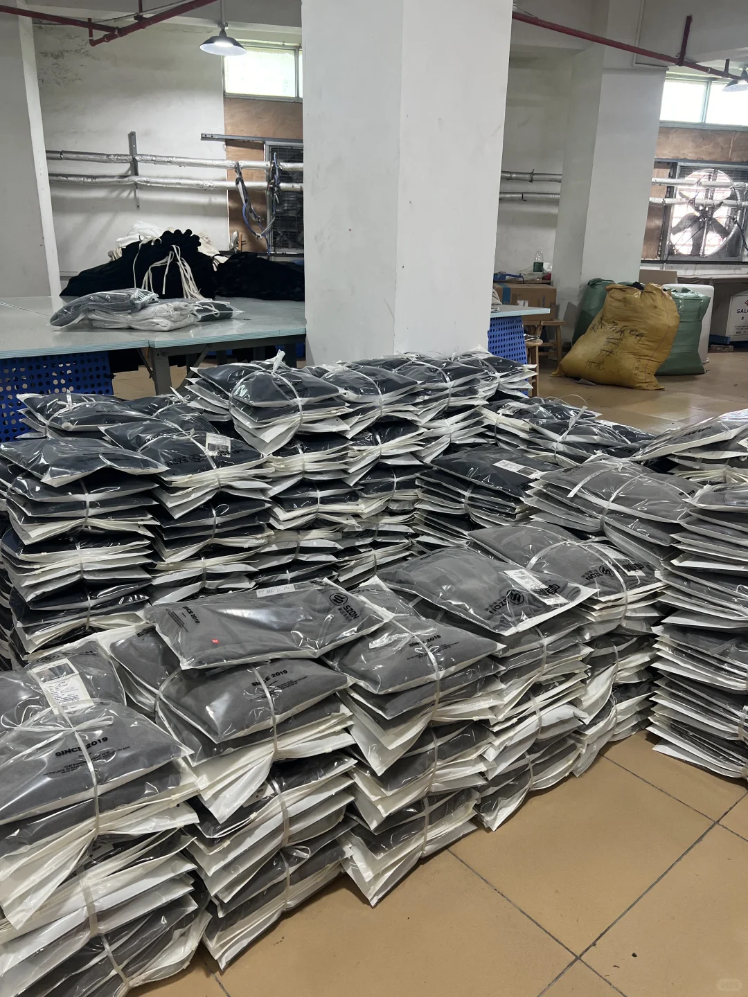 广州服装工厂，一件起版，小单定制，欢迎咨询！