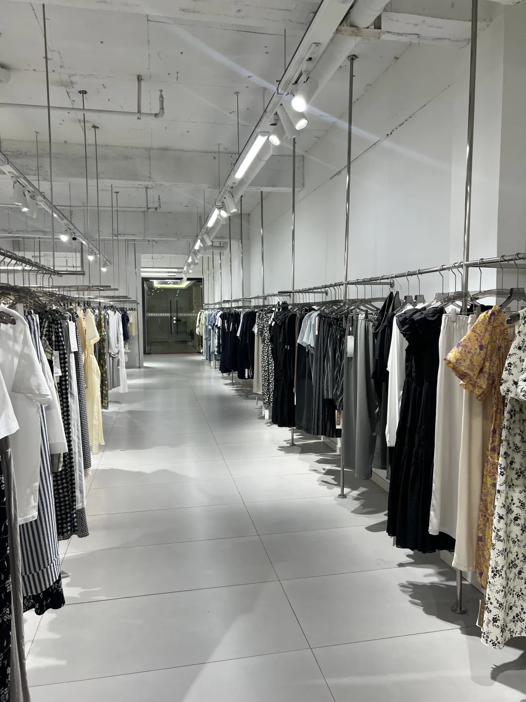 打开1000平女装工厂店