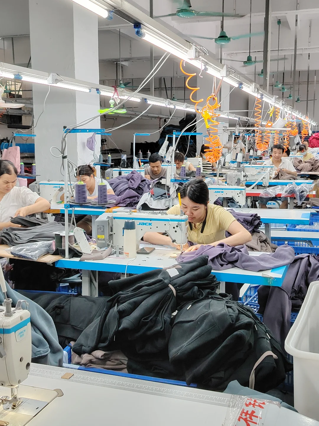 虎门 2000㎡卫衣工厂实拍！接定制单