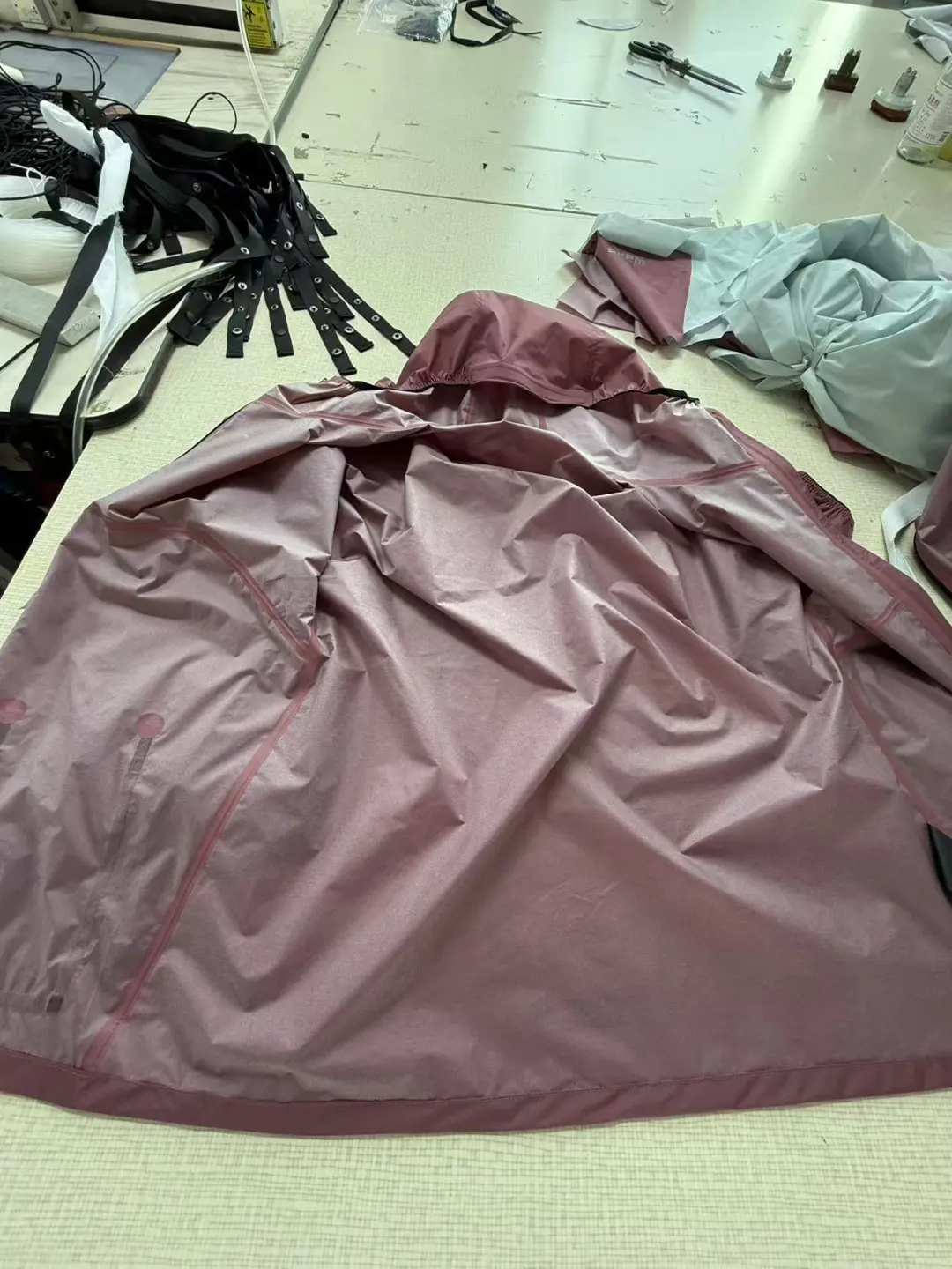 在冲锋衣工厂里踩缝纫机的第100天?