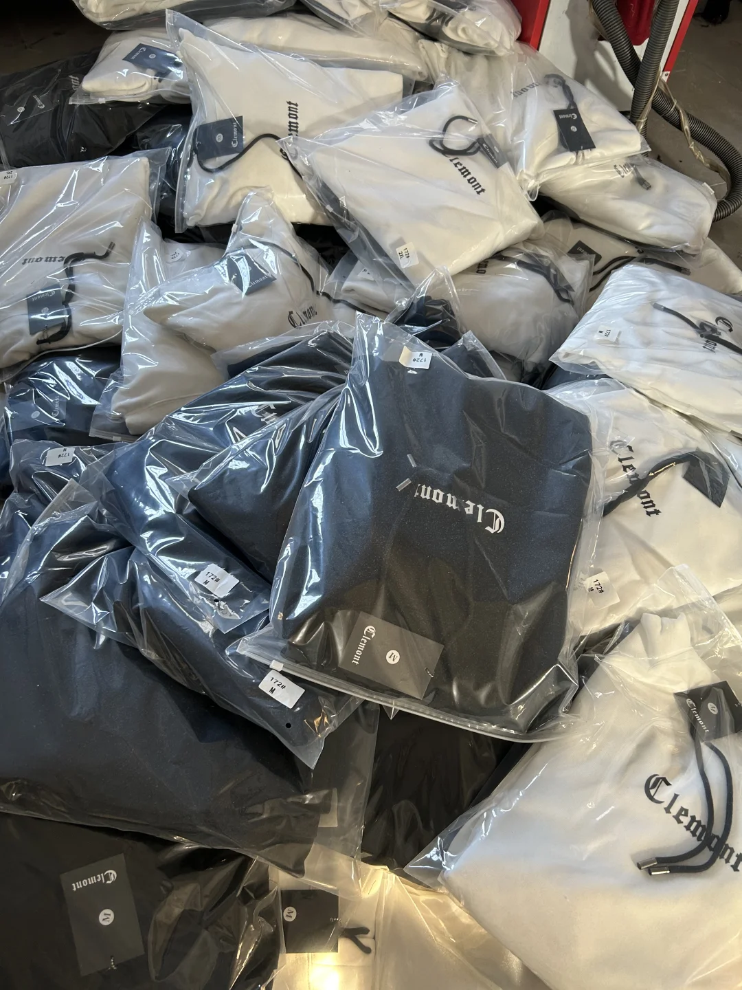 服装卷到我厂里了，卫衣加工费给10元