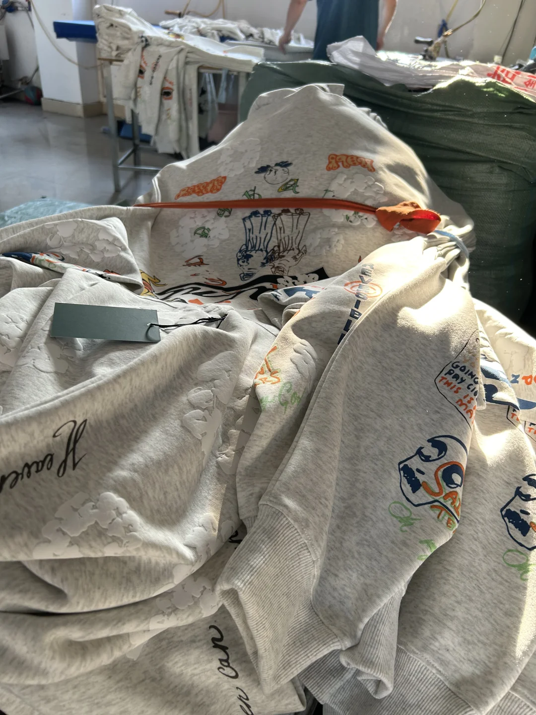 服装卷到我厂里了，卫衣加工费给10元