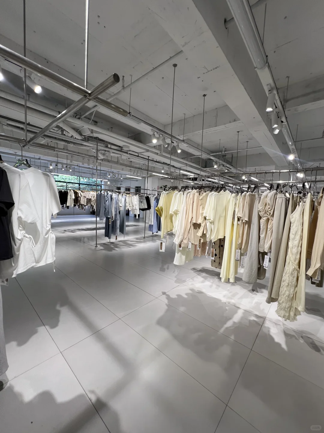 打开1000平女装工厂店