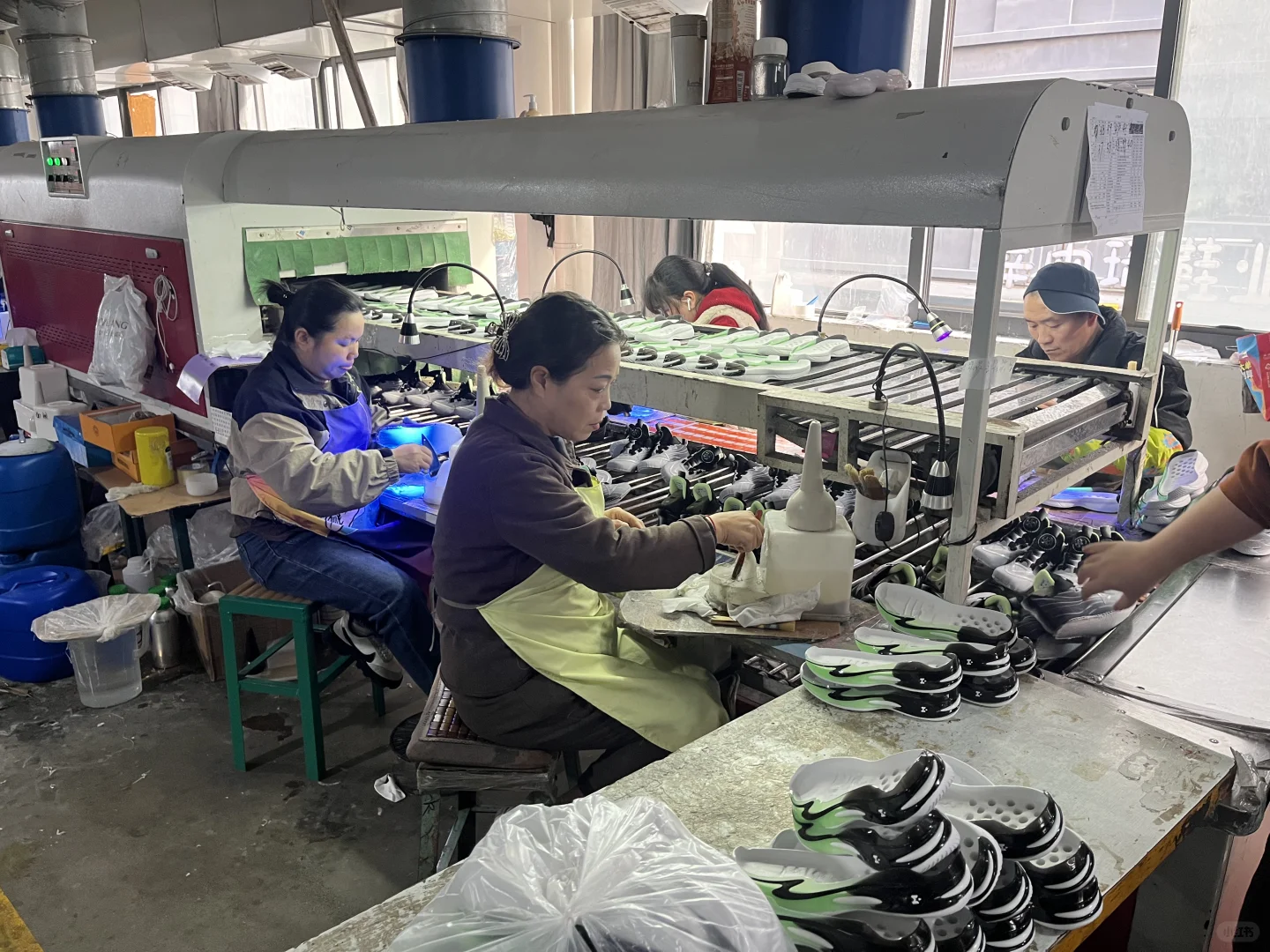 今天来到工厂参观，工人都很认真，鞋子很赞