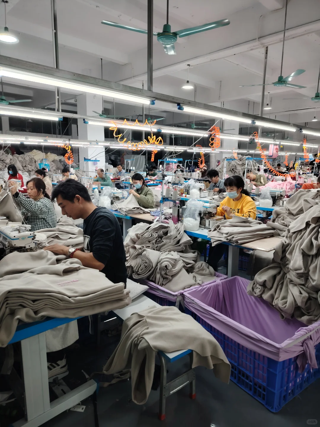实拍展现服装厂车间！！！