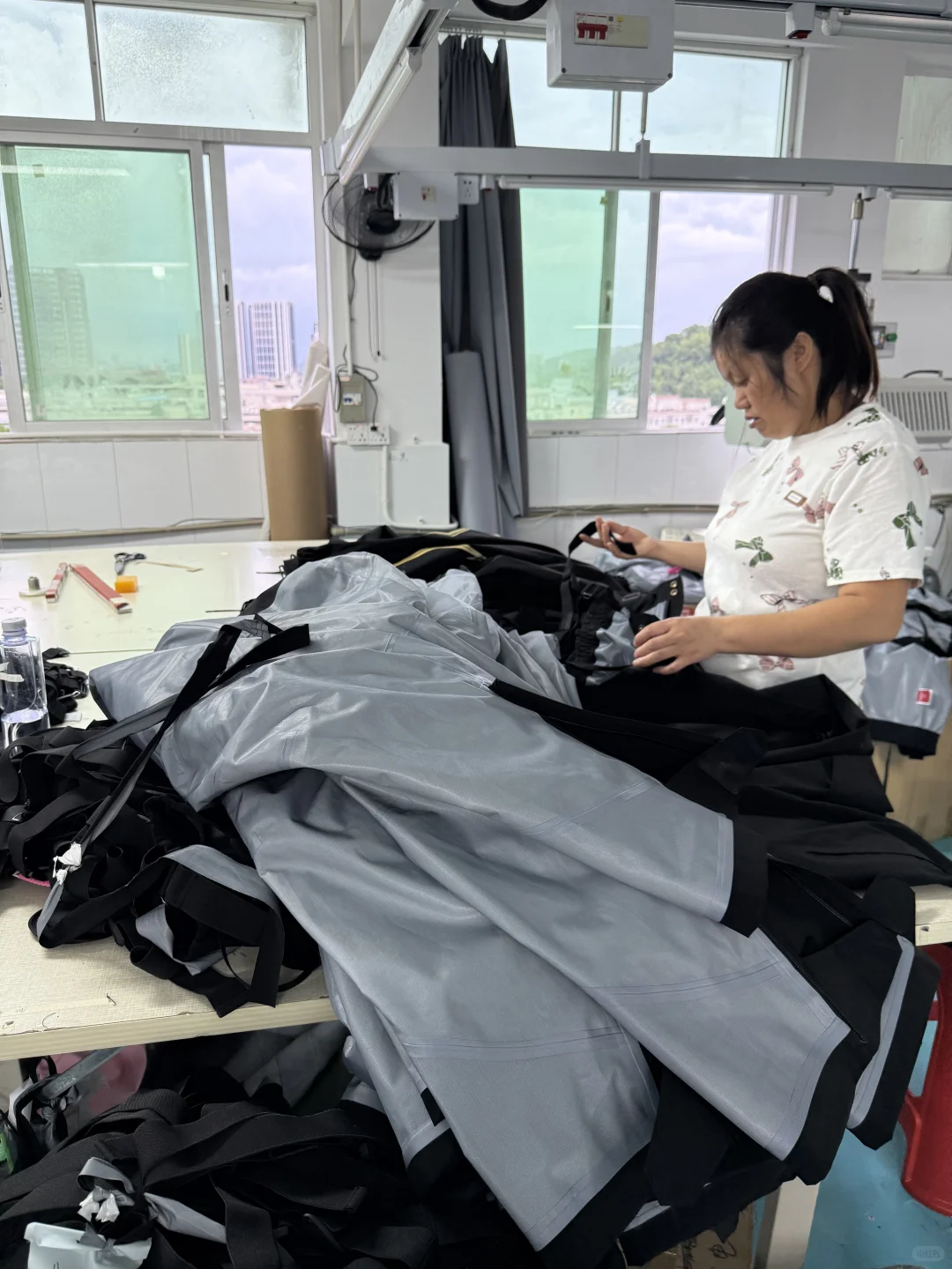 在冲锋衣工厂里踩缝纫机的第100天?