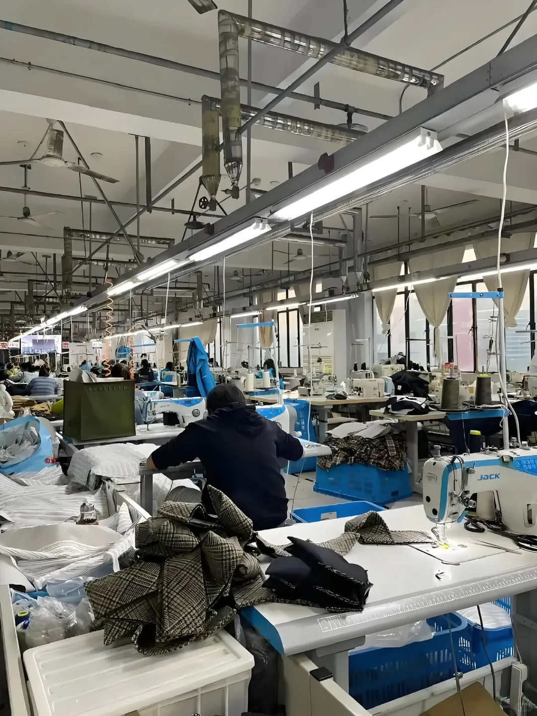 我爸有个服装厂|做服装就是每天都在赶货