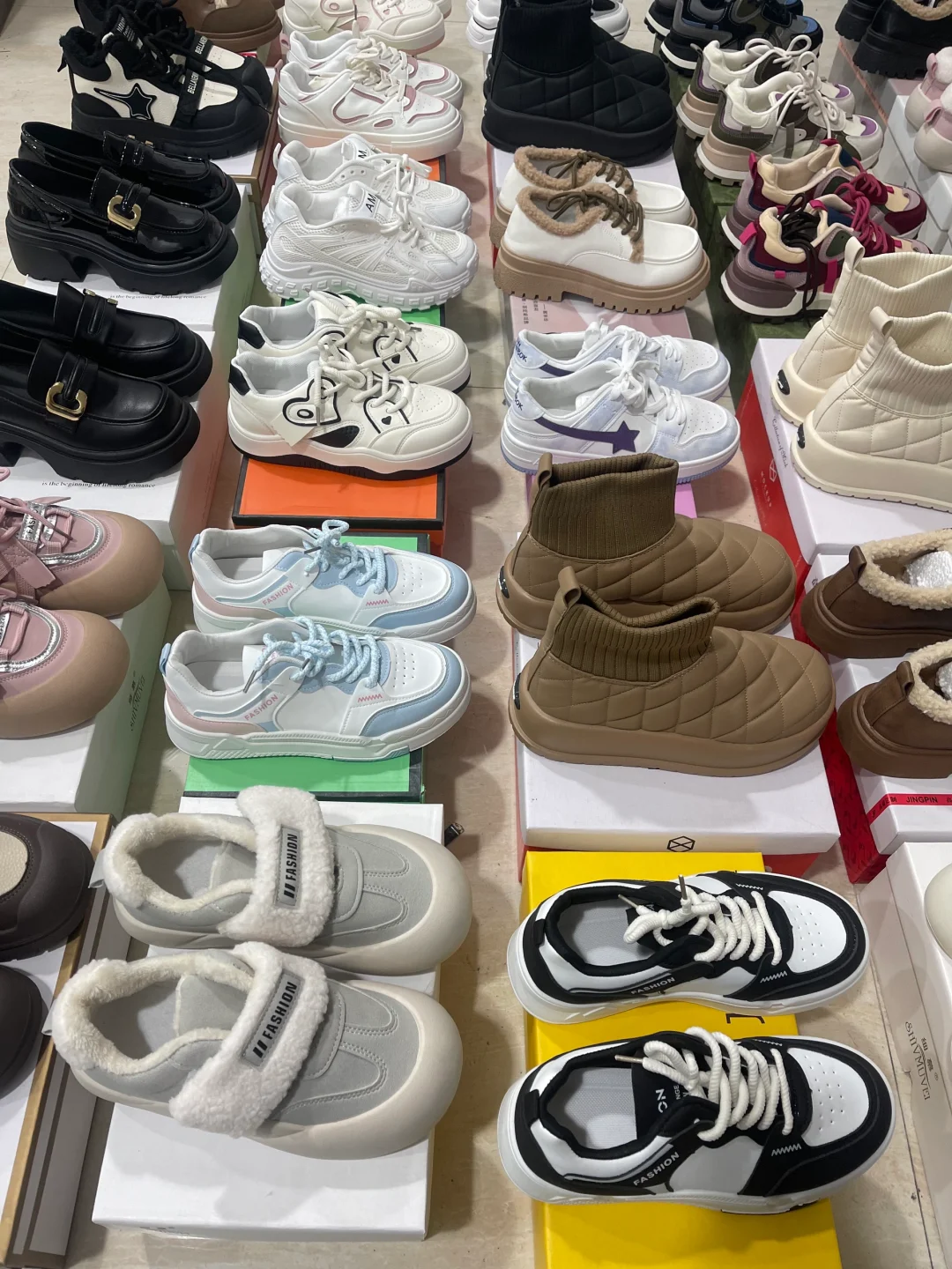 关于我花700拿了30双鞋摆摊