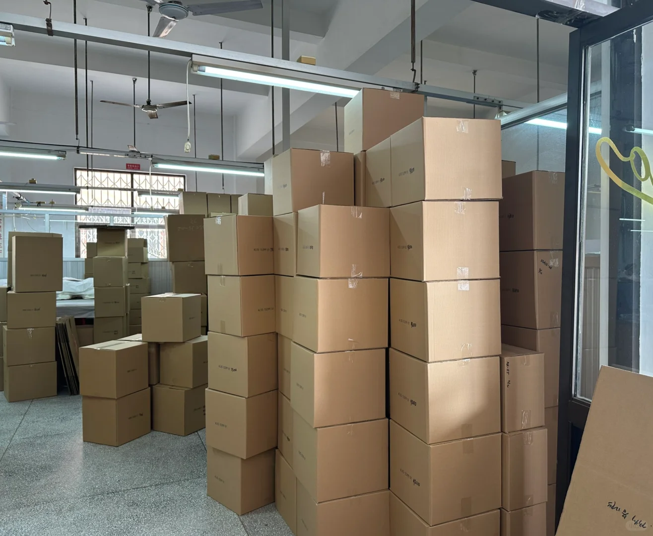 制帽工厂日常｜每一箱货都有认真检查和打包