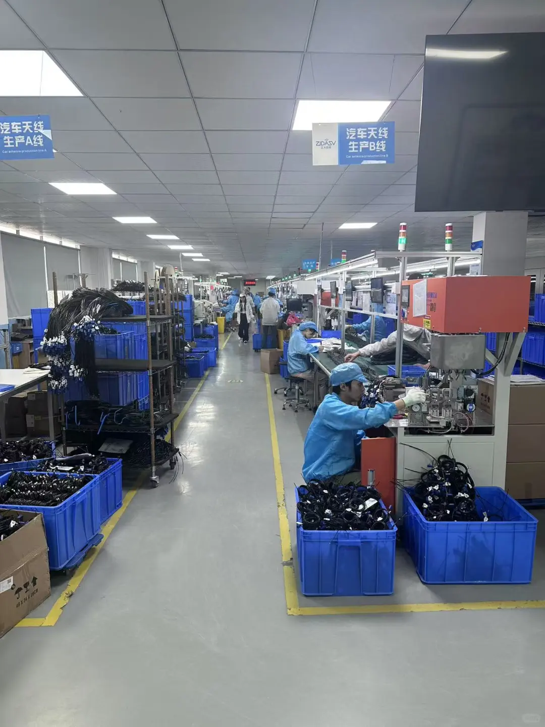 看我朋友在流水线上的工作状态