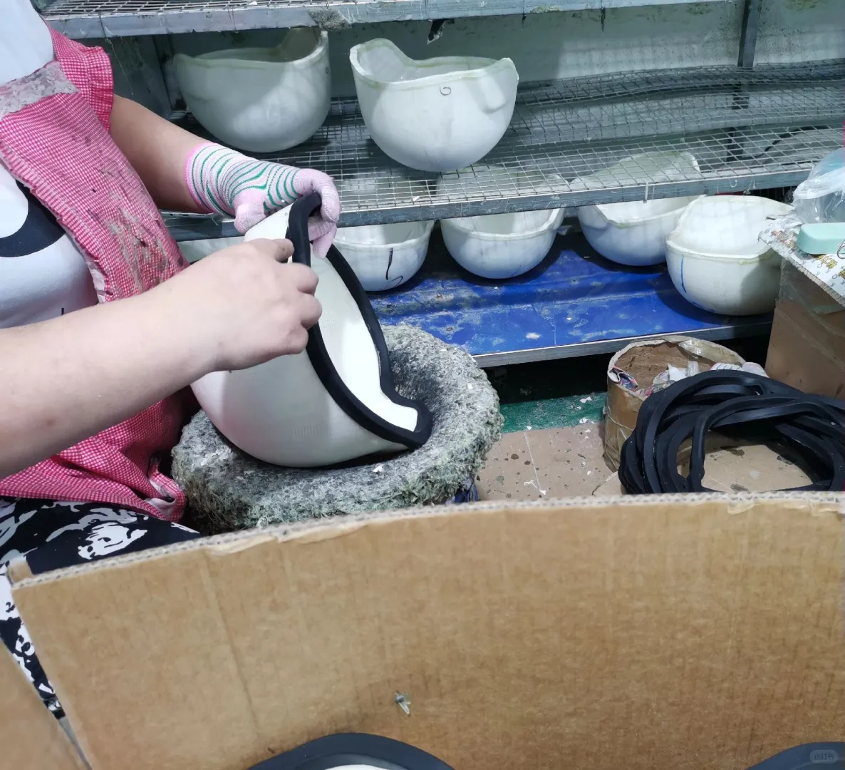 工业大摸底来看国产防弹头盔生产车间