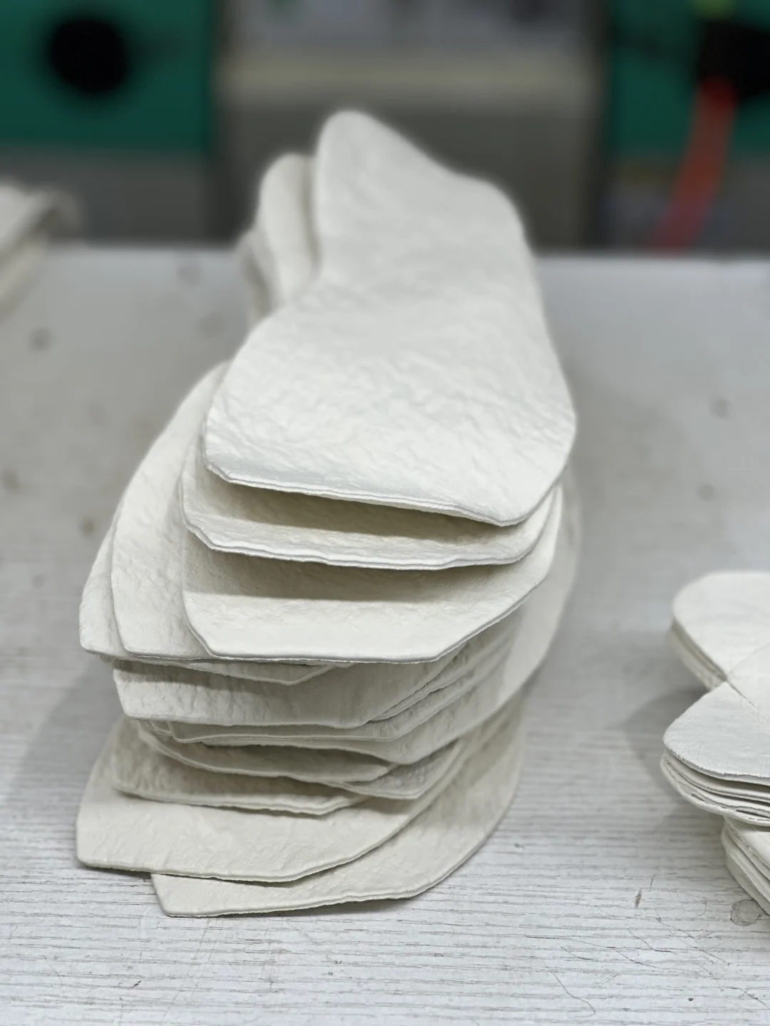 鞋底制作即将完成，平步鞋探厂汇报