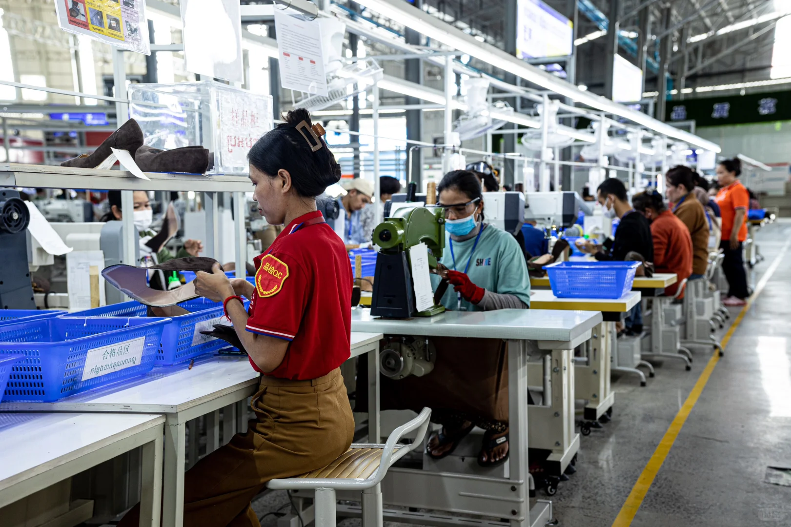 柬埔寨鞋厂针车车间实拍??