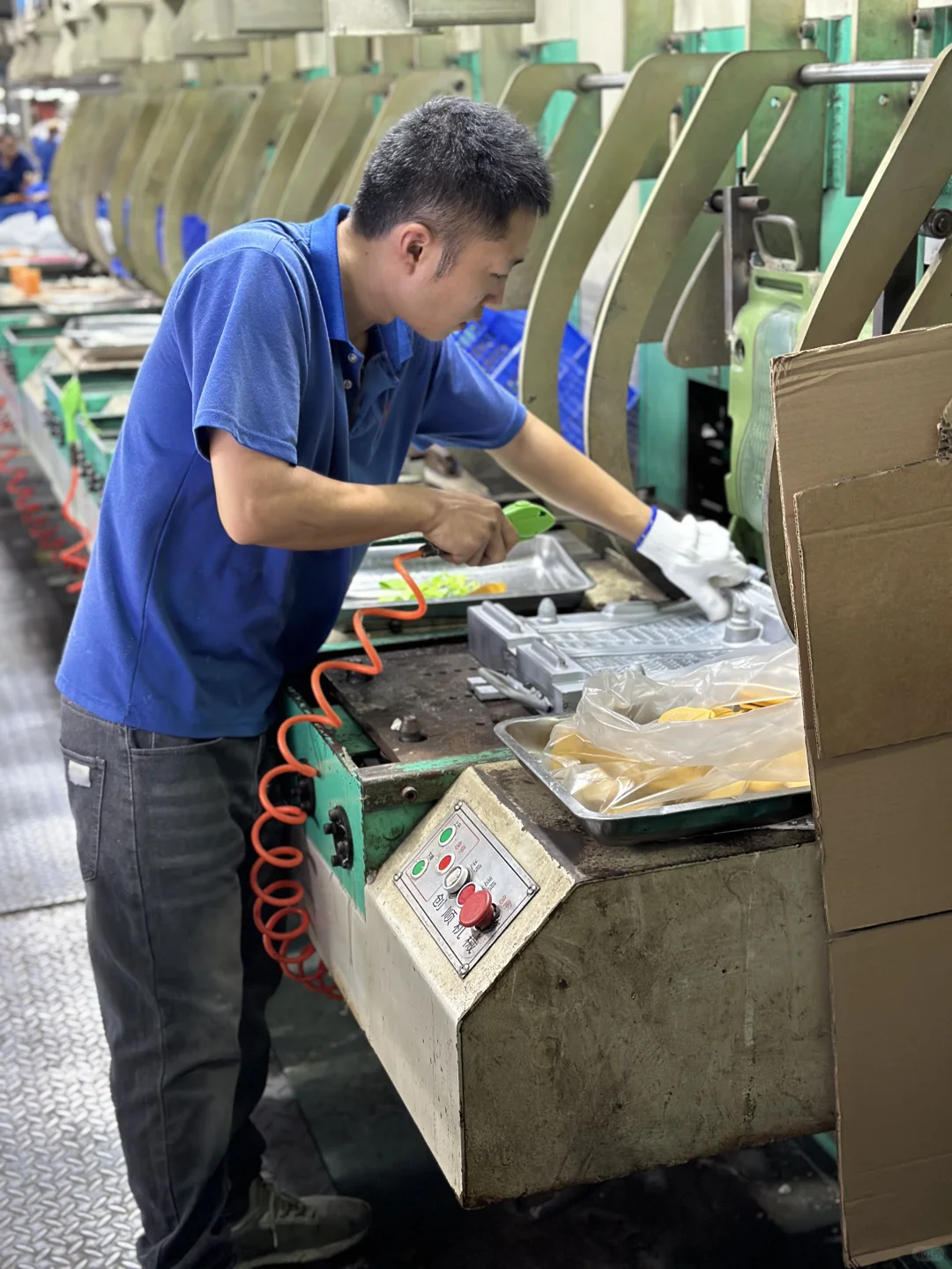 鞋底制作即将完成，平步鞋探厂汇报