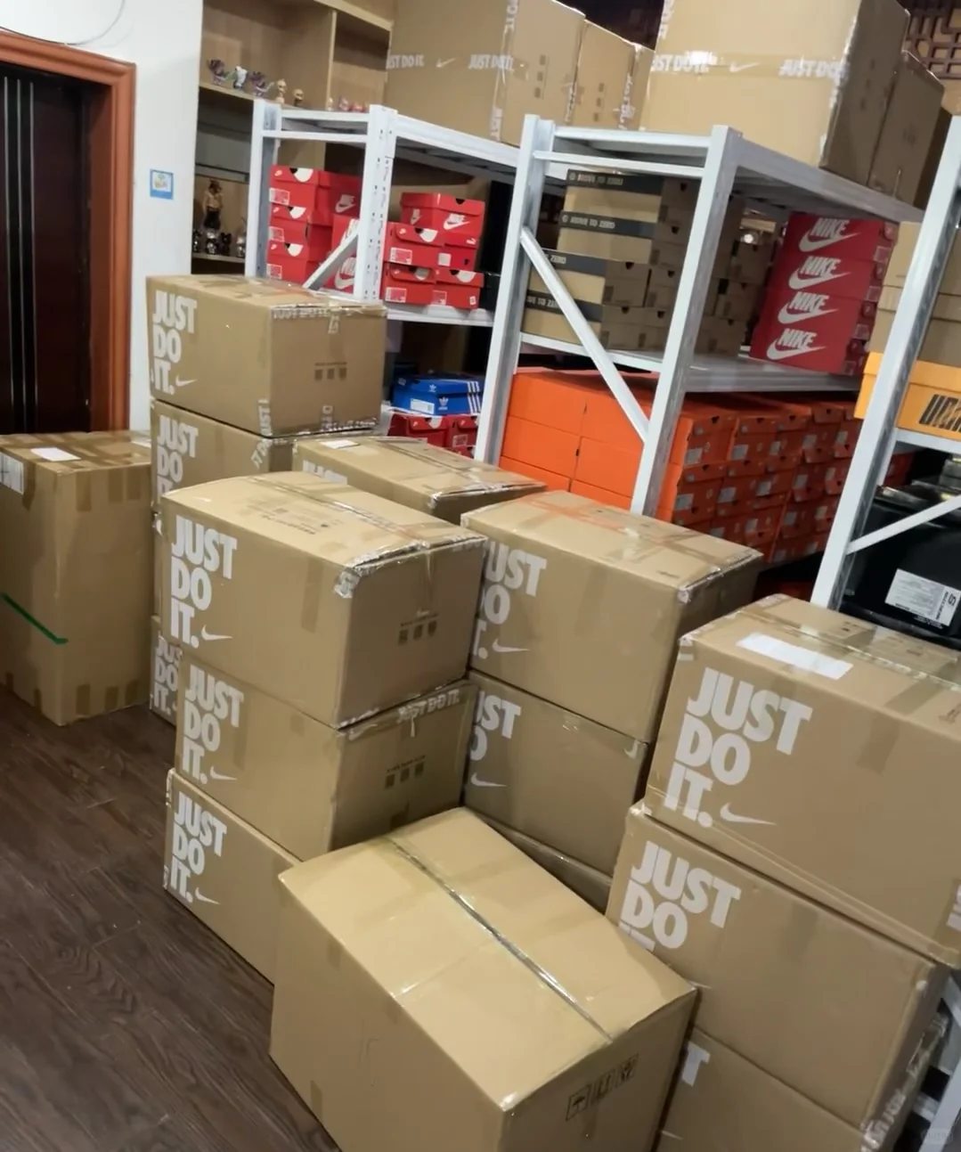 在鞋厂当牛马的一天 想赚点外快