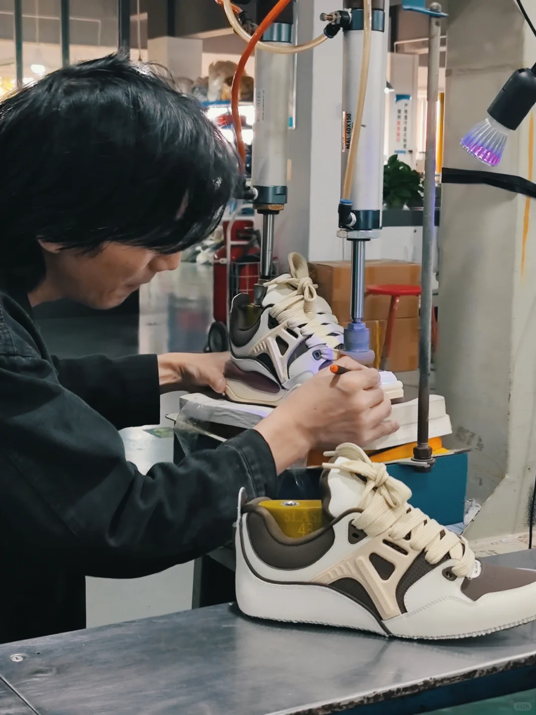 一双鞋在工厂是怎么做出来的