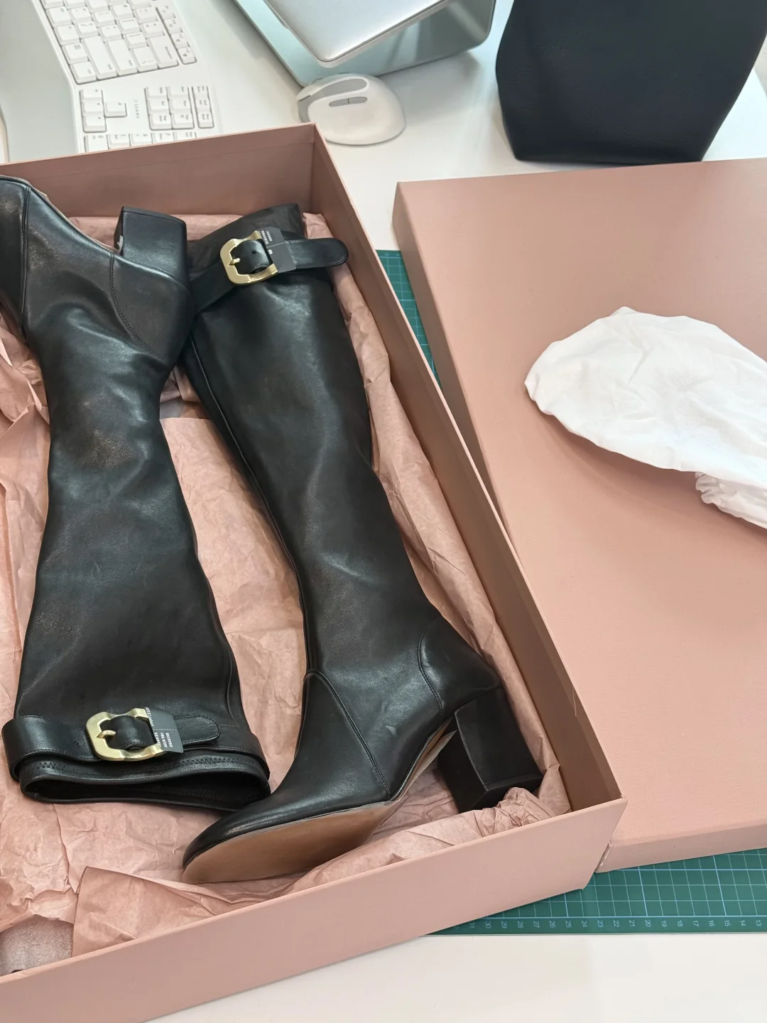 开箱准备上新的弹力靴?