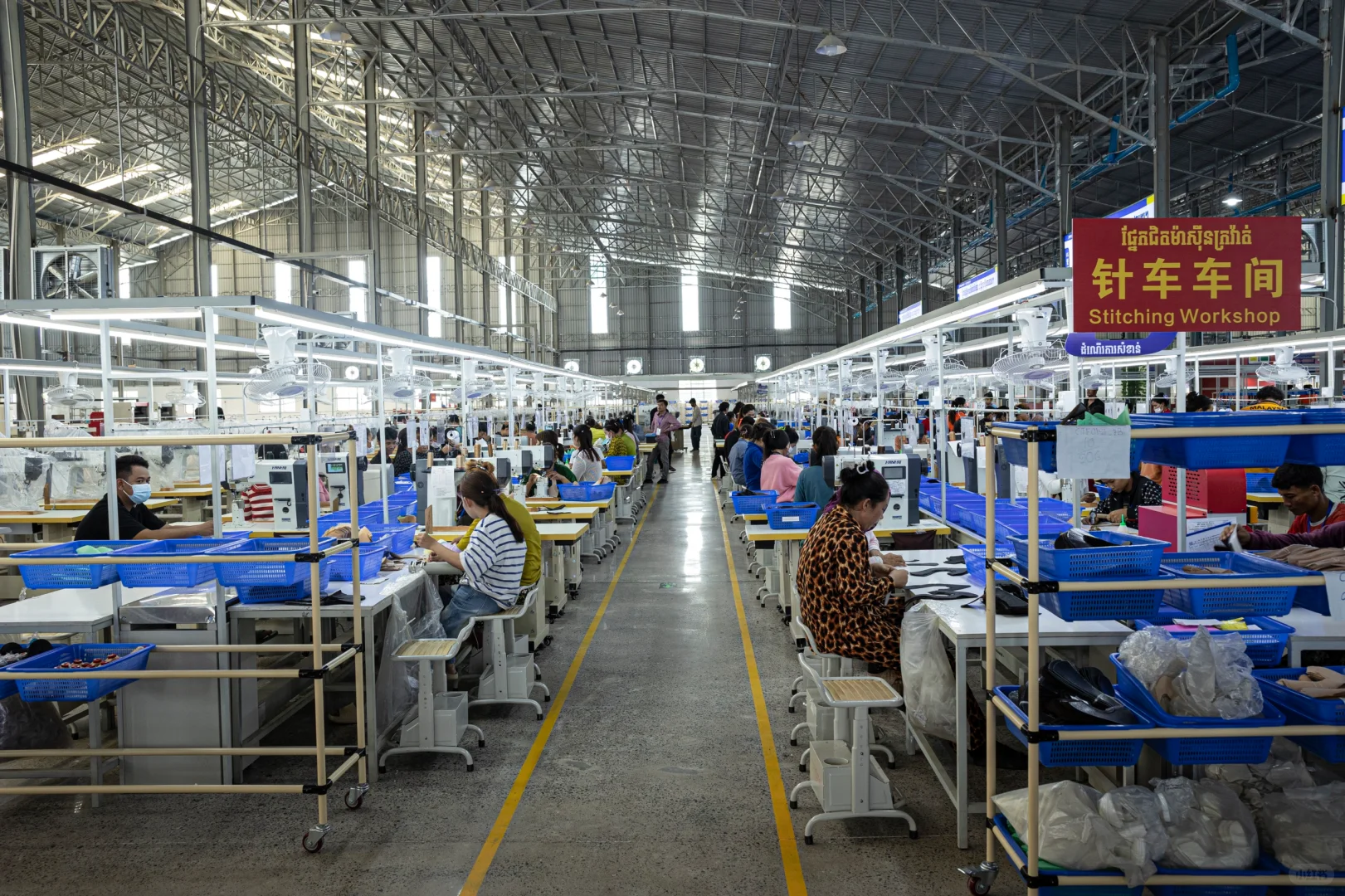 柬埔寨鞋厂针车车间实拍??