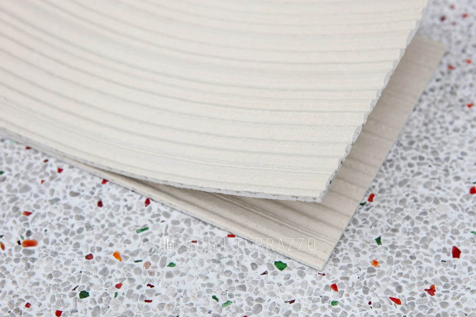 会“弯腰”的白色艺术 | 龟一软瓷材料