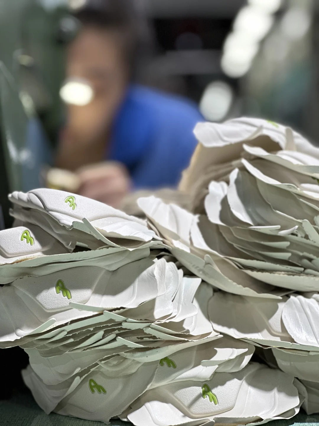 鞋底制作即将完成，平步鞋探厂汇报