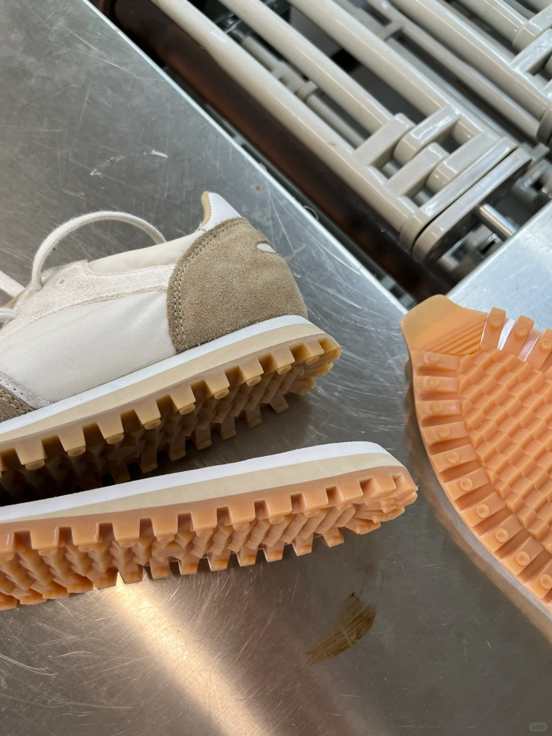 做习惯了时装鞋的工厂来做休闲鞋，这做工……