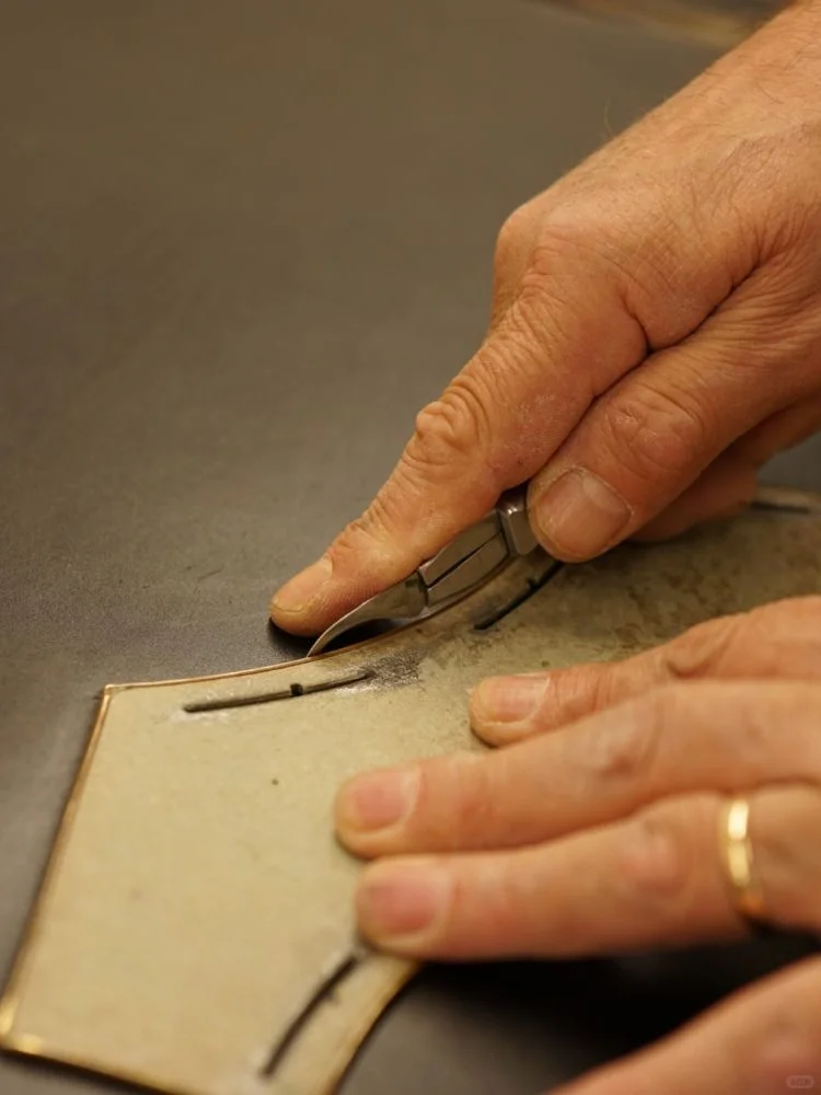 一双鞋的诞生之旅1️⃣Clicking裁断间