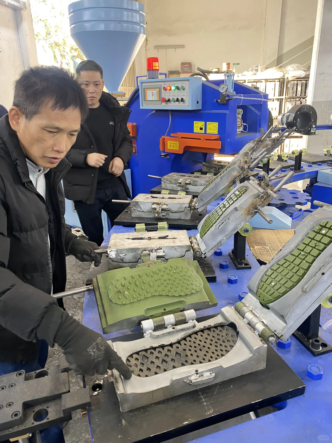 鞋底机设备 操作培训完毕