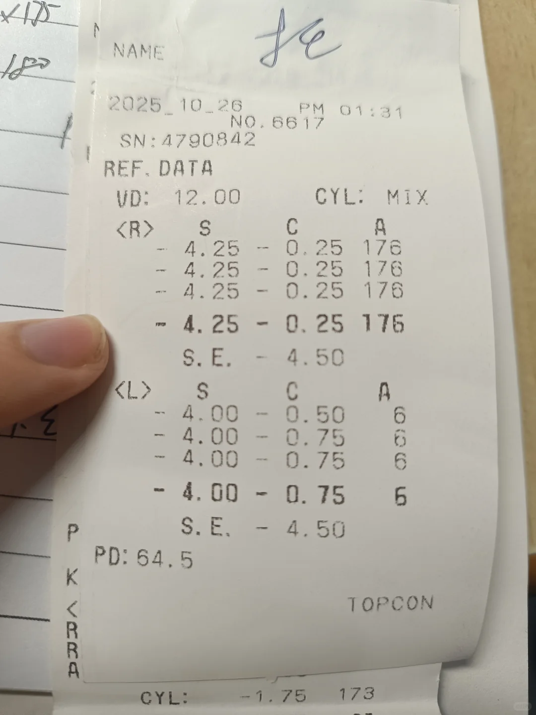 同一家医院。两张验光单上的瞳距不一样。