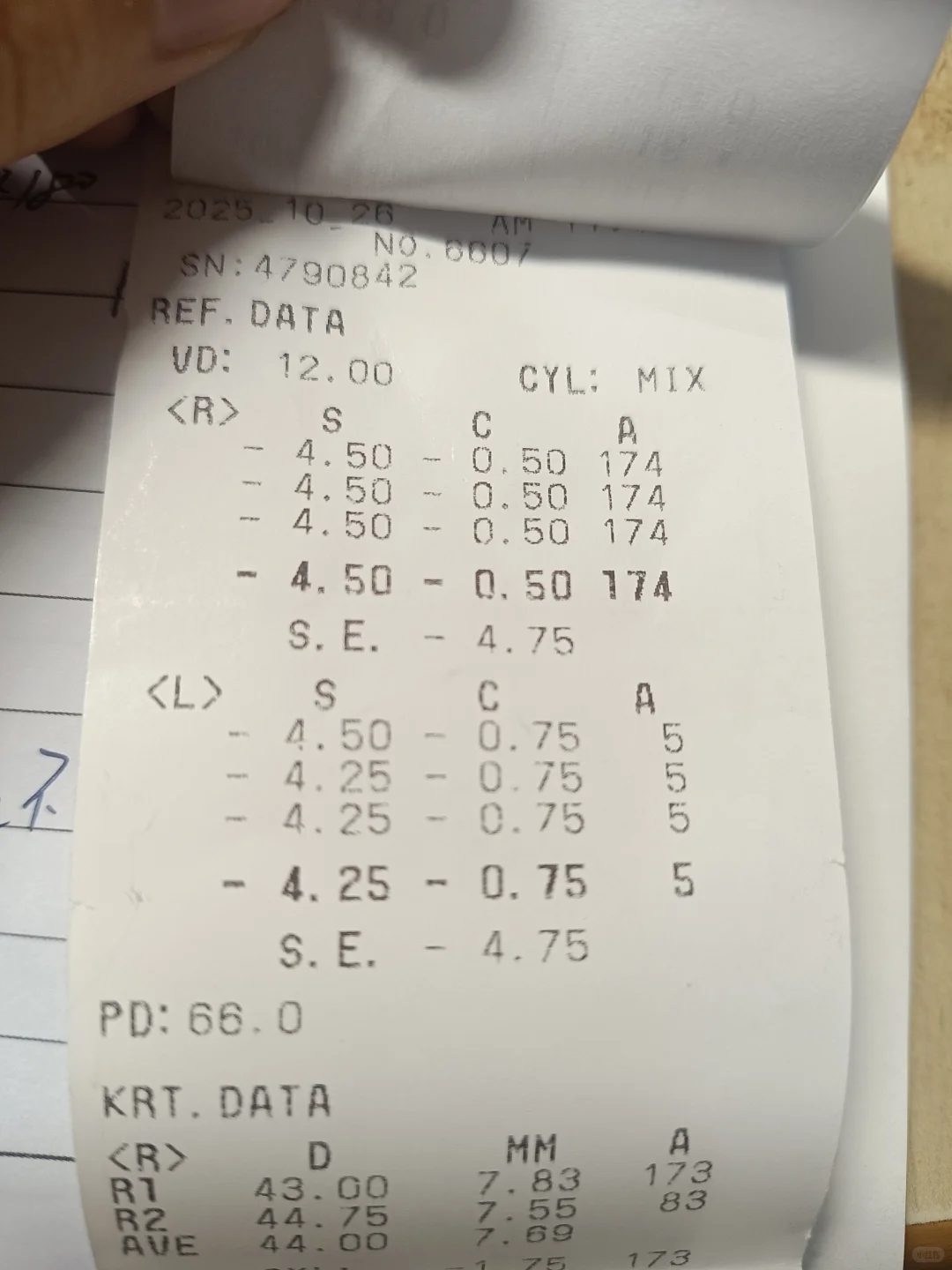 同一家医院。两张验光单上的瞳距不一样。